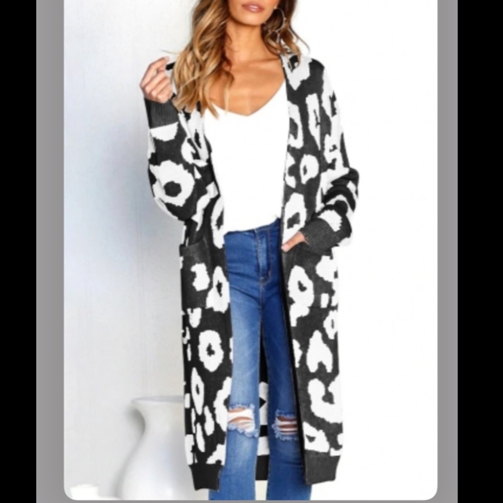 Black & White Leopard design long sleeve C…